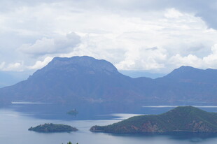湖光山色中的秀丽岛屿