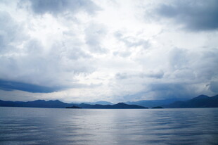 阴云下的宁静湖面