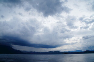 乌云笼罩下的静谧湖面