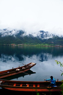湖畔船只静泊 山色空蒙