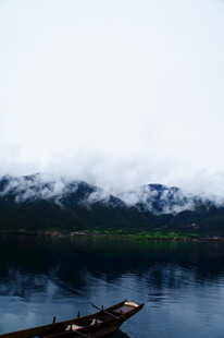 宁静湖面与远山云雾之景
