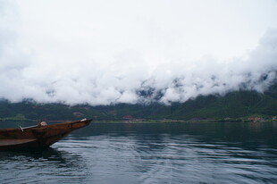 湖中小舟伴云雾美景