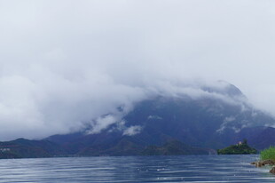 云雾缭绕的山水美景