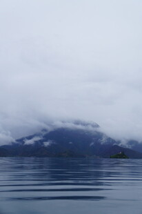 云雾缭绕的静谧山水景色