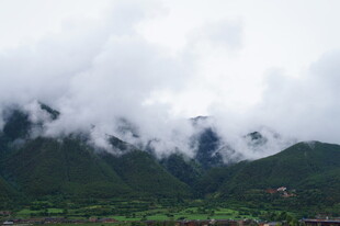 云雾缭绕的青山美景