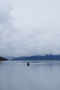 宁静湖面与远处山峦