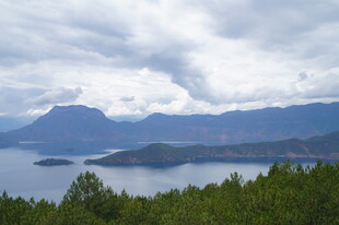 湖畔青山与云海美景