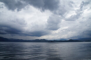 乌云笼罩下的平静湖面