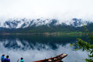 湖畔美景 游人赏山水风光