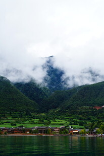 云雾缭绕的山水田园风光