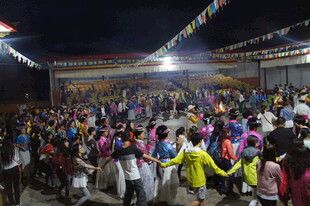 热闹夜场人群狂欢时刻