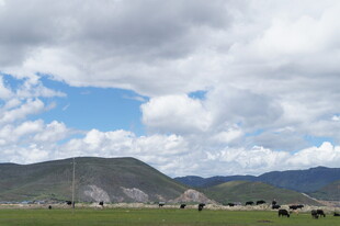 草原山峦间的壮阔风景