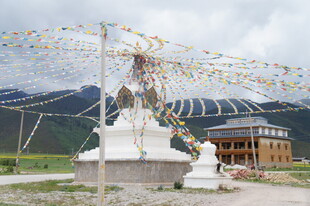 草原上的白塔与经幡