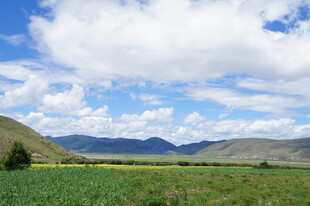 草原山川蓝天白云美景
