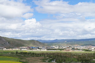 田园风光下的村镇景色