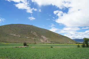 草原山丘蓝天白云美景
