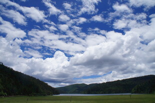 蓝天白云下的山间美景
