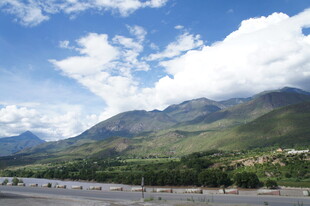 公路旁壮丽山景与蓝天