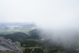 山间云雾缭绕的壮美景色