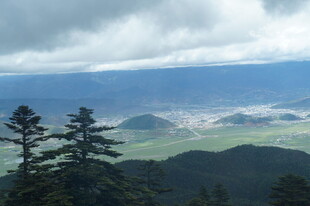 俯瞰山间城镇美景