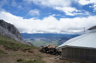 山间小屋与壮丽自然景观