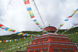 藏式建筑与飘扬的经幡