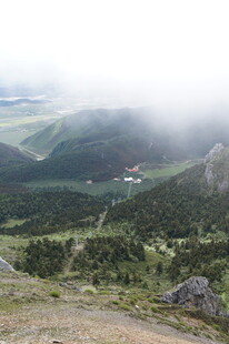 山间云雾缭绕的秀丽风光