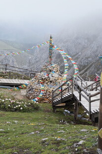 山间经幡堆 云雾中的圣景