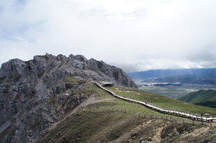 山巅蜿蜒步道美景