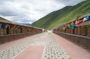 藏区经幡长廊 风景如画