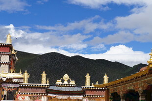 藏式建筑风光 蓝天白云远山