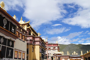 藏式建筑映衬蓝天美景