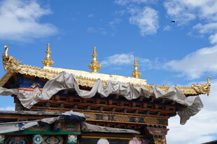 藏式金顶建筑 尽显庄严