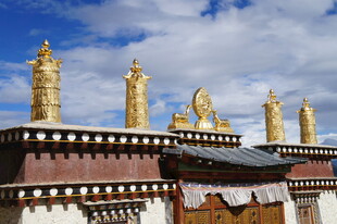 藏式建筑上的金色佛塔