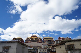 古建筑蓝天白云下