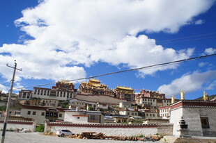 藏式建筑蓝天白云下风貌