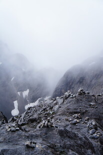 山间雾中瀑布岩石景观