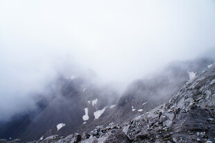云雾缭绕的巍峨山峰