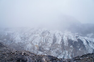 雪山云雾缭绕的壮丽景致