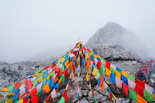 山间五彩经幡迎风飘扬
