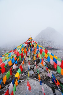 山间五彩经幡随风飘扬