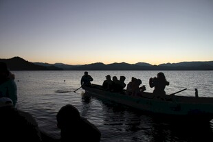 夕阳下的湖面龙舟场景