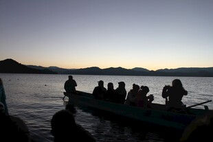 黄昏下的水上乘船之旅