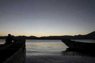 黄昏湖畔 静谧小船待归人