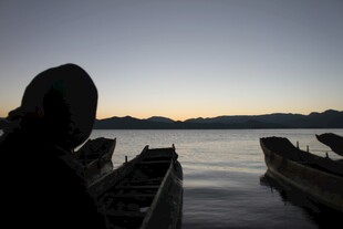 湖畔孤影 静赏黄昏美景