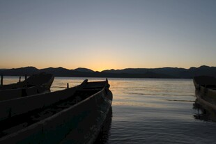 湖畔暮色中的停泊小船