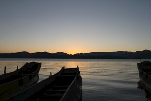 湖畔日落时分的宁静景象