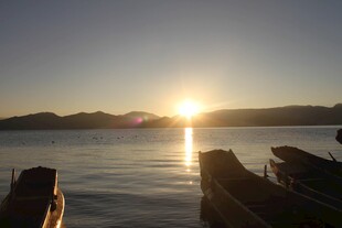 夕阳下的宁静湖面美景