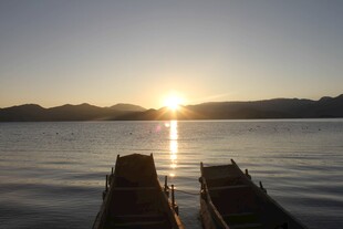 湖畔日落时的静谧小船