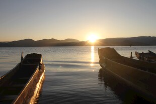 夕阳下的静谧湖畔小船